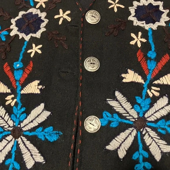 Vintage Wool Embroidered Black Vest with Floral Design size Medium - Picture 3 of 5